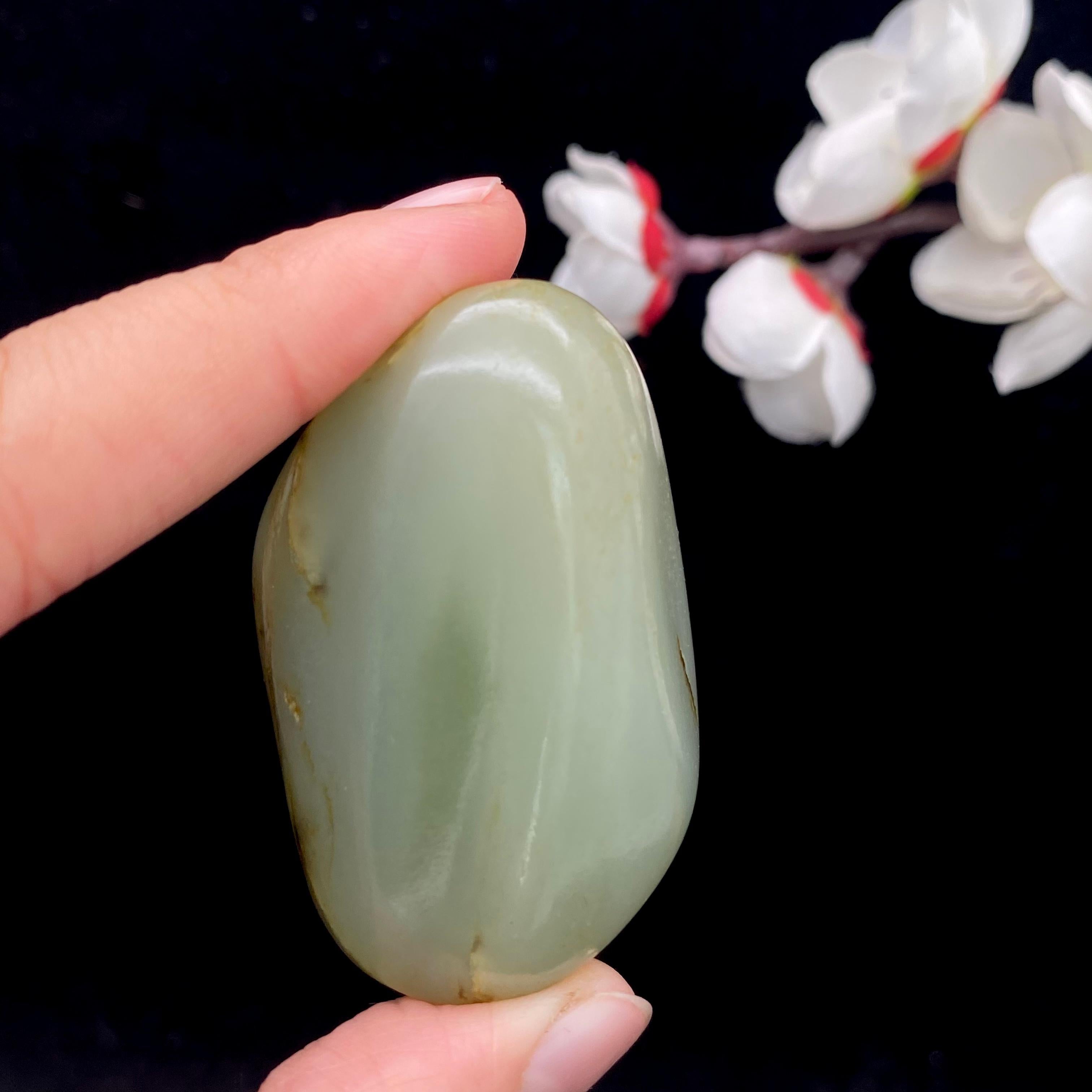 和田玉青白玉带翠籽料原石（70.2g）
