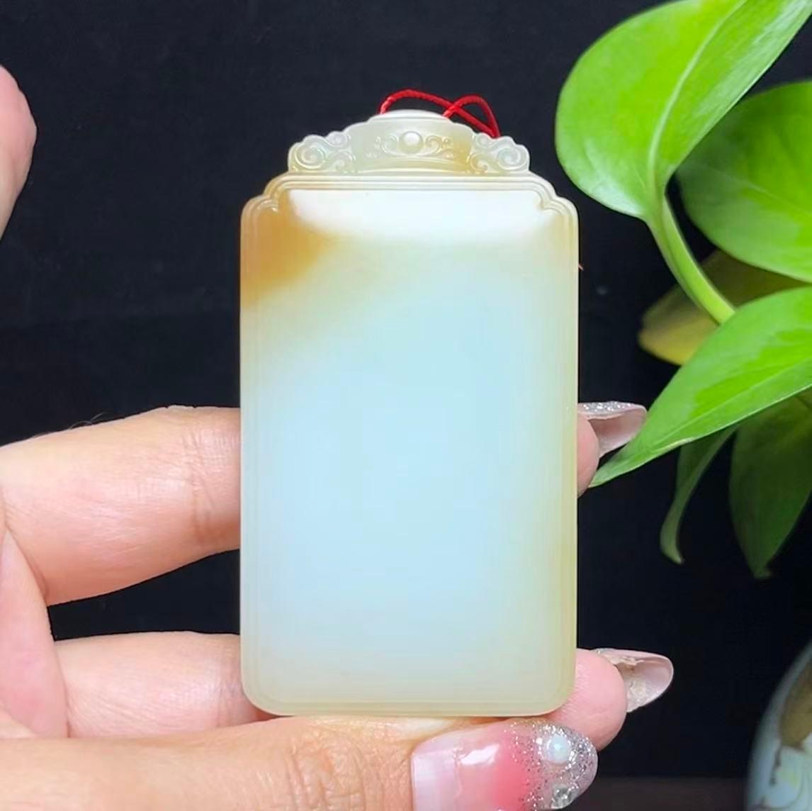 新疆和田玉且末料双糖色羊脂玉平安无事牌（69.4g）