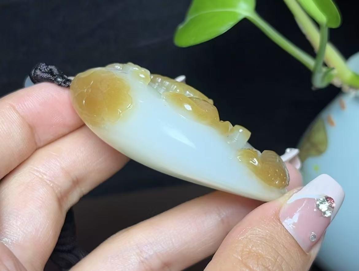 新疆和田玉且末糖白羊脂玉年年有余（66.2g）