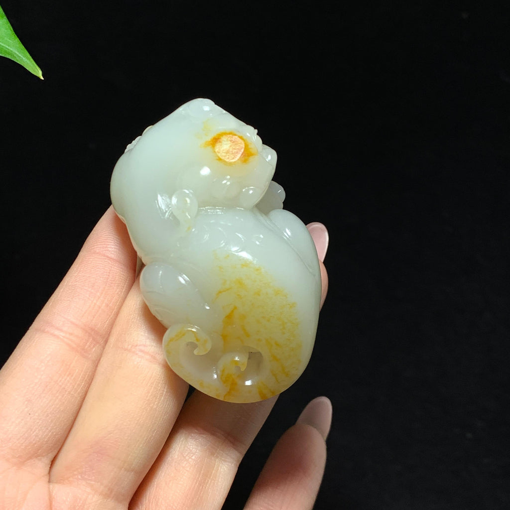 和田籽料洒金皮白玉貔貅回头手把件（100.0g）