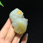 和田籽料洒金皮白玉貔貅回头手把件（100.0g）