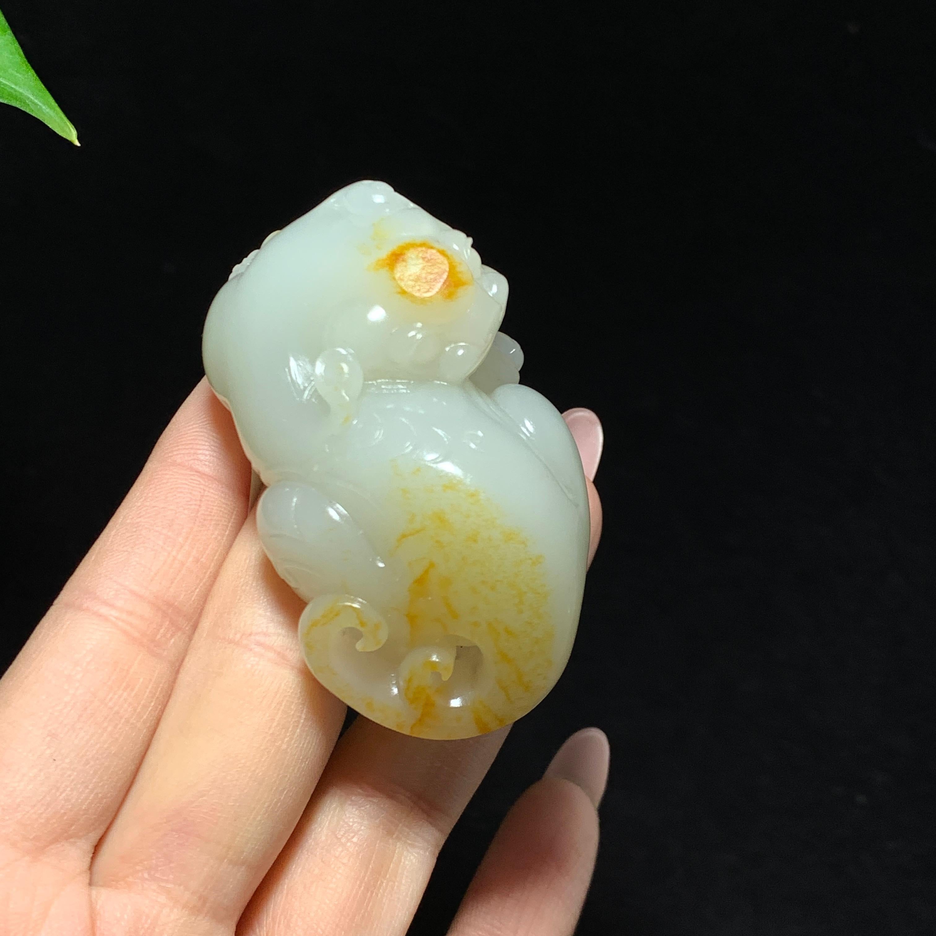 和田籽料洒金皮白玉貔貅回头手把件（100.0g）
