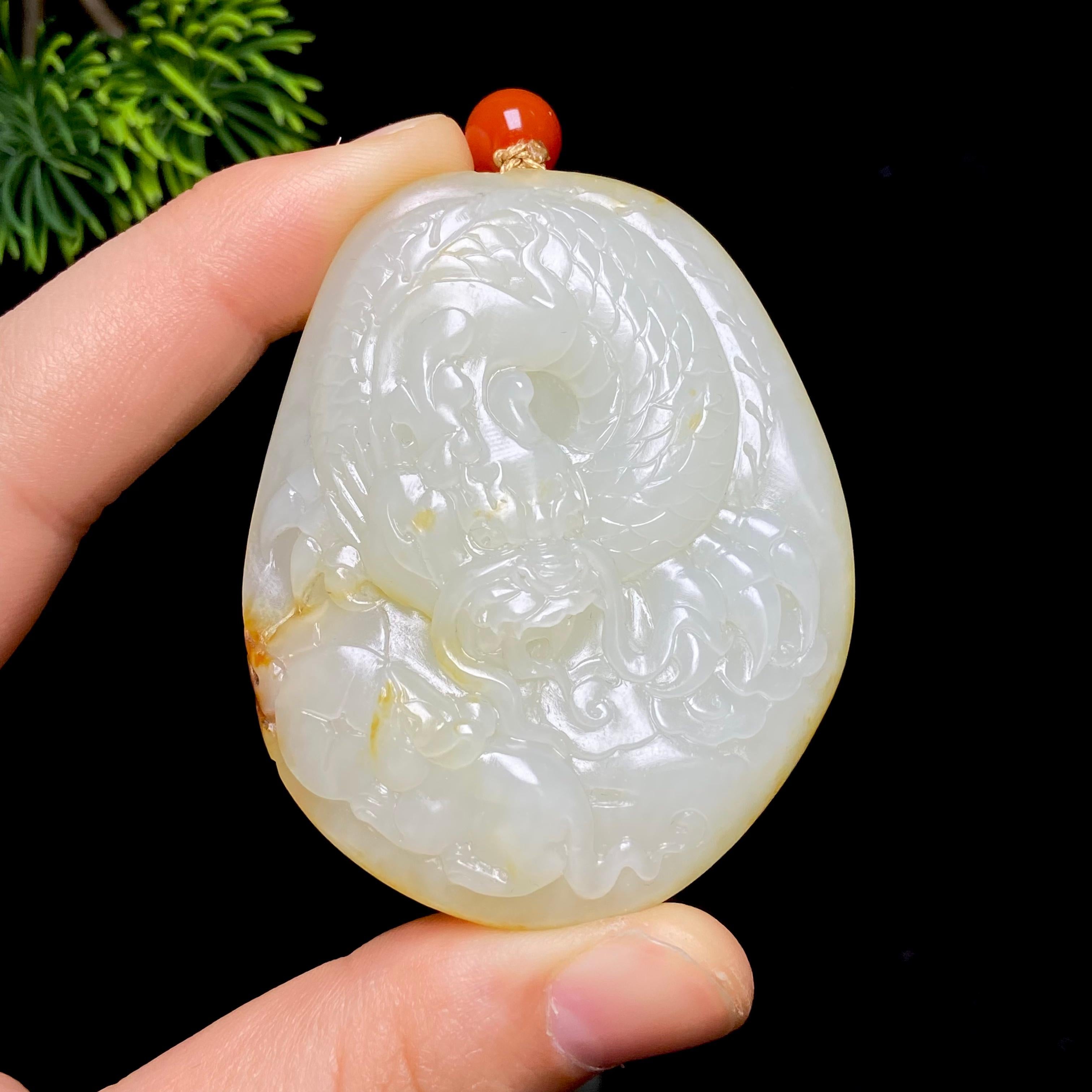 和田玉籽料龙行天下（83.6g）