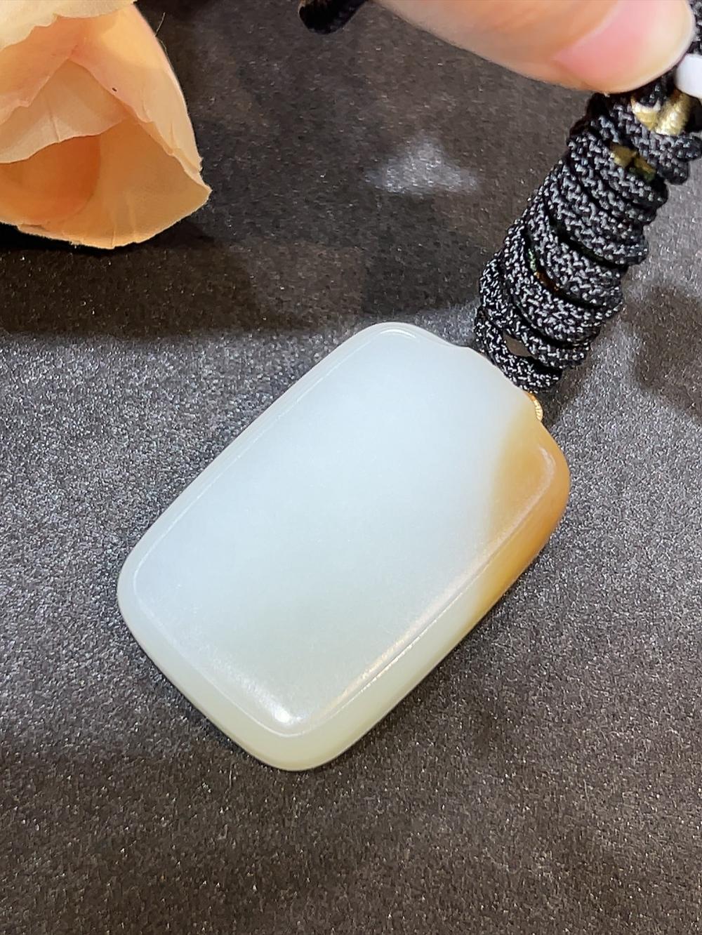 和田玉且末料糖羊脂玉平安无事牌（34.3g）