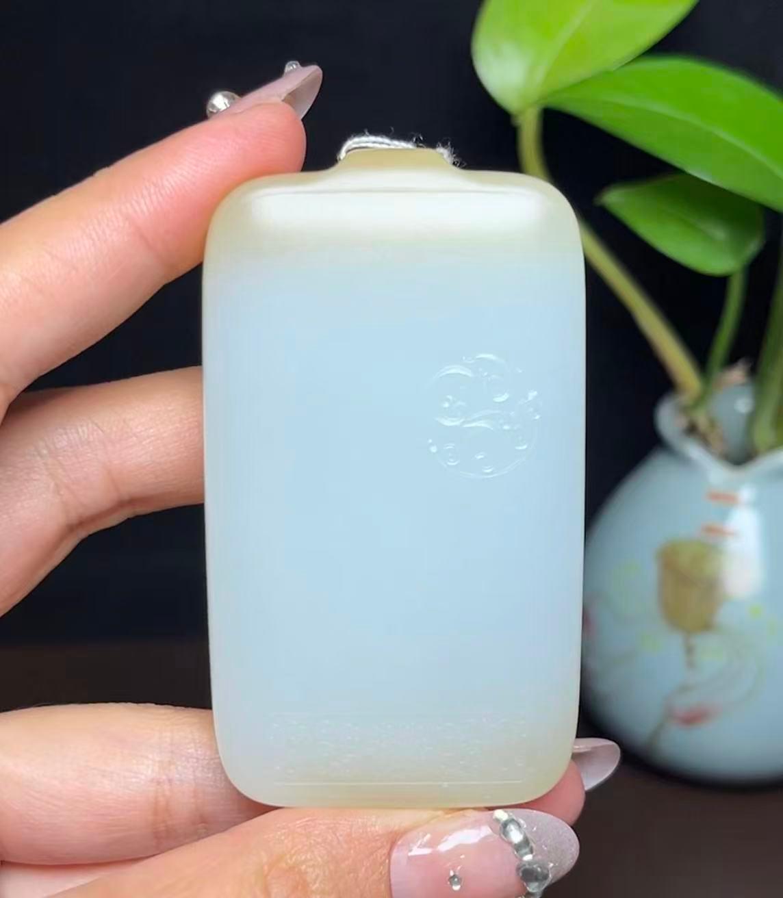 新疆和田玉且末天地糖仿古龙平安无事牌（80.6g）