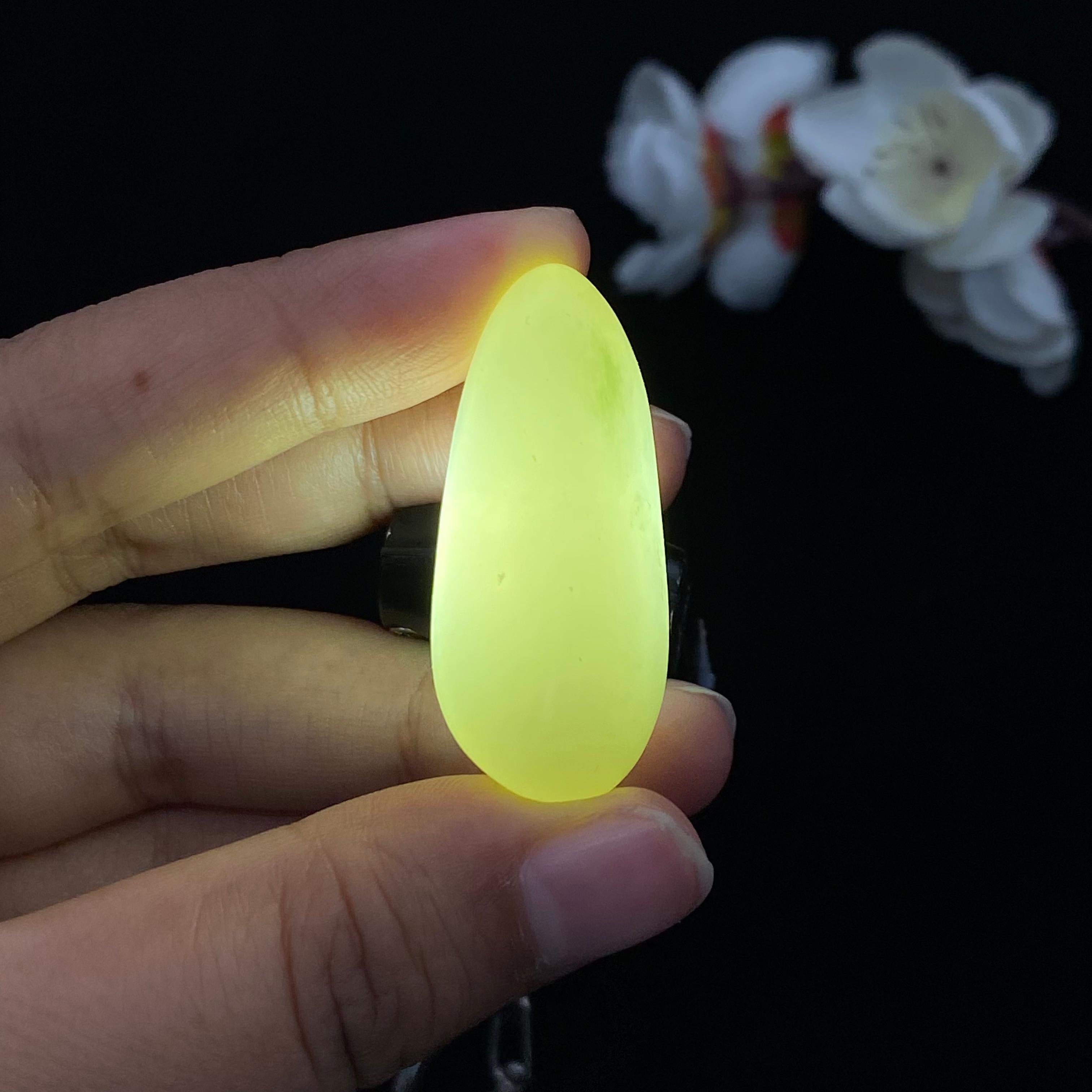 和田玉白玉带翠籽料原石（18.1g）