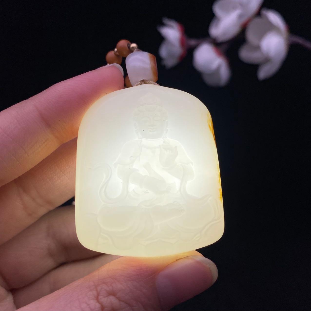 和田玉白玉籽料【坐观音】（55.6g）