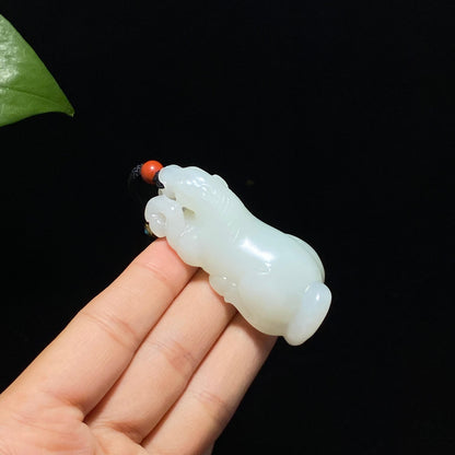 高品质和田玉山料马到成功挂件（50.6g）