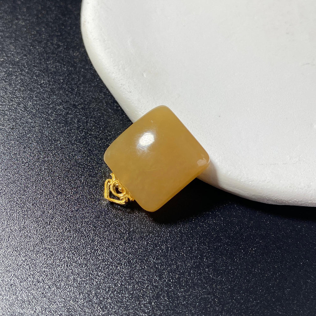 【超值推荐】和田玉18k金镶糖玉平安无事牌（2.3g）