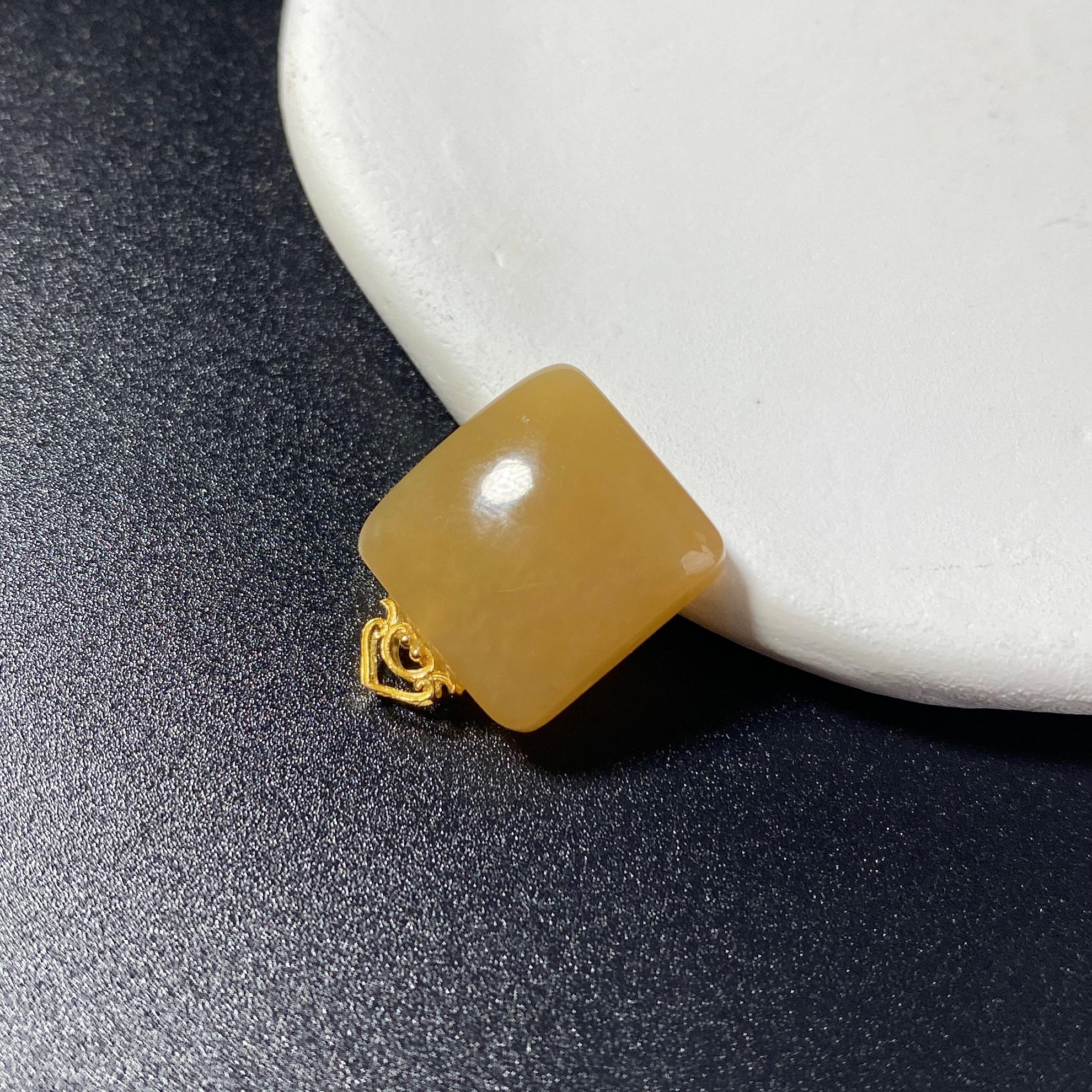 【超值推荐】和田玉18k金镶糖玉平安无事牌（2.3g）
