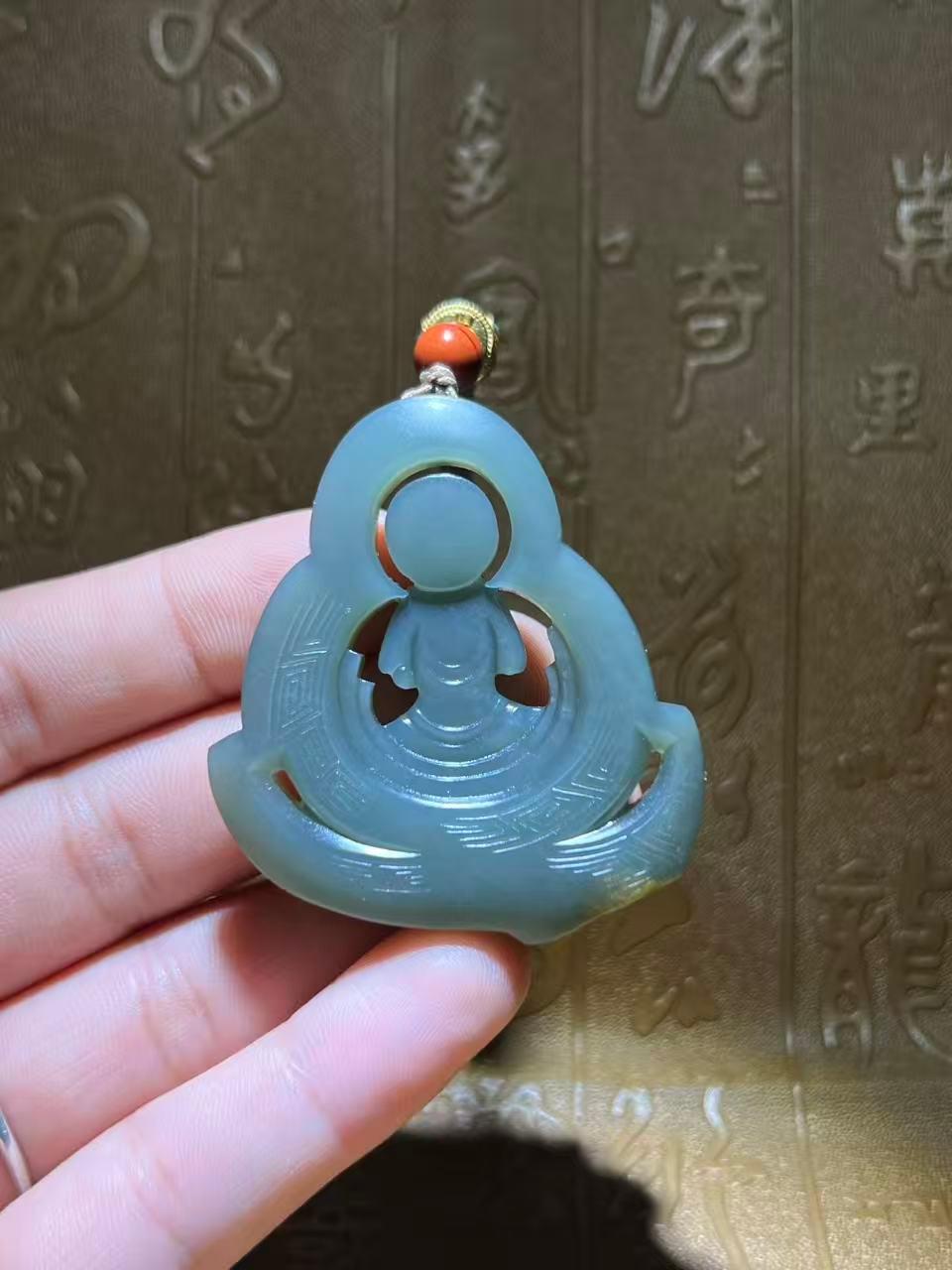 和田玉籽料沙枣青无相观音（34.4g）