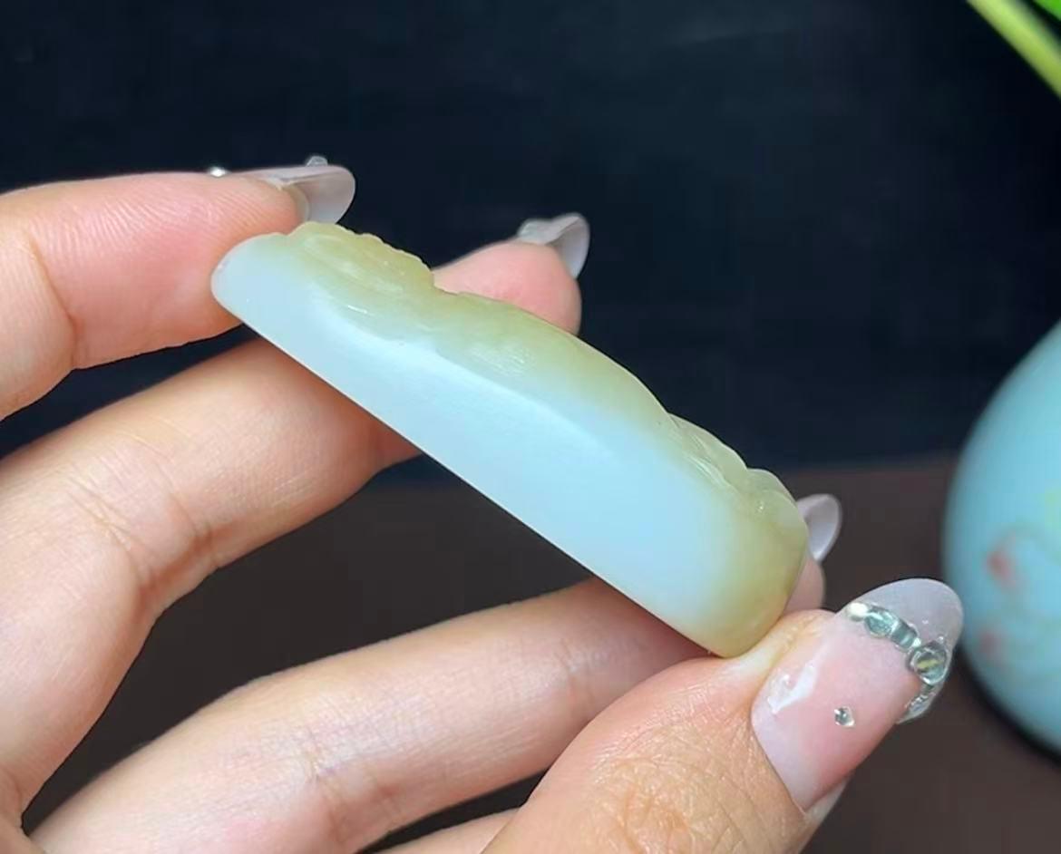 新疆和田玉且末糖羊脂玉站观音（33.1g）