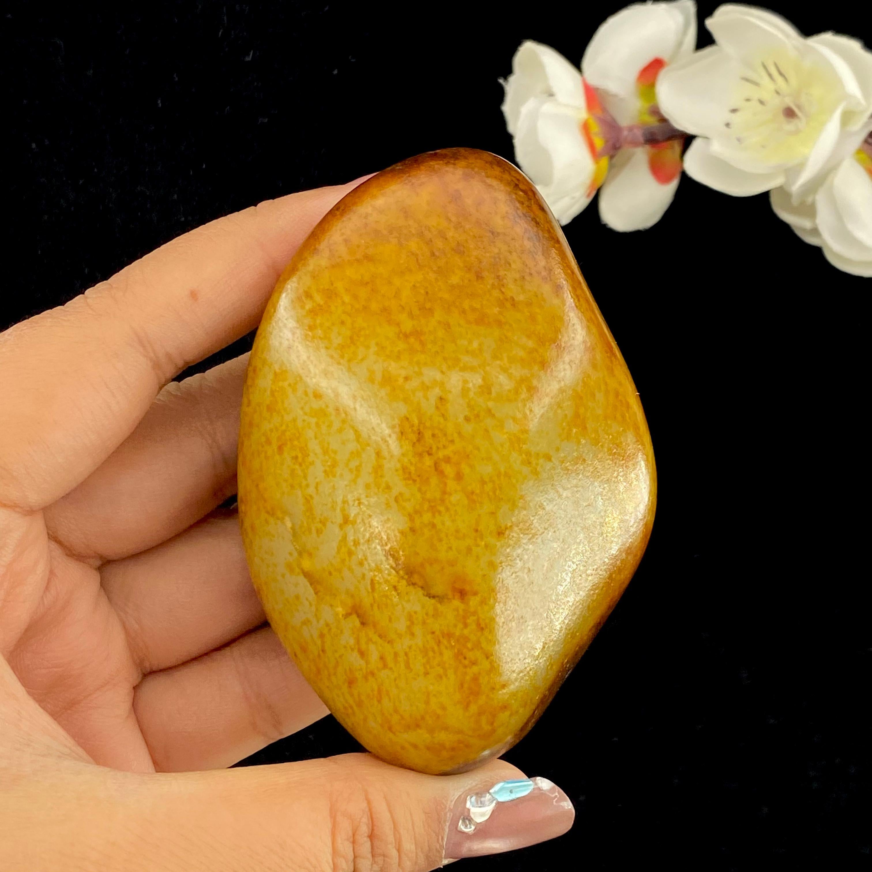 和田玉洒红皮籽料原石（245.5g）