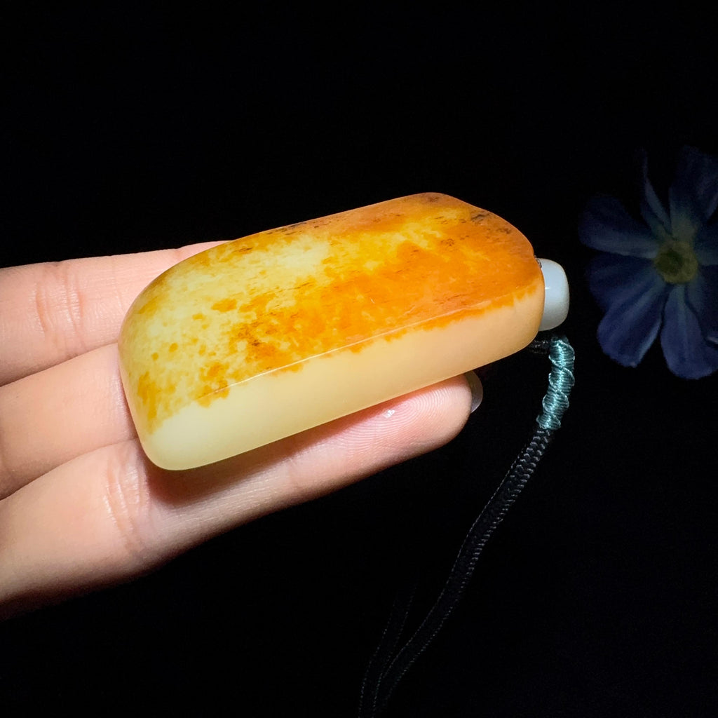 收藏级和田玉籽料平安无事牌（60.9g）