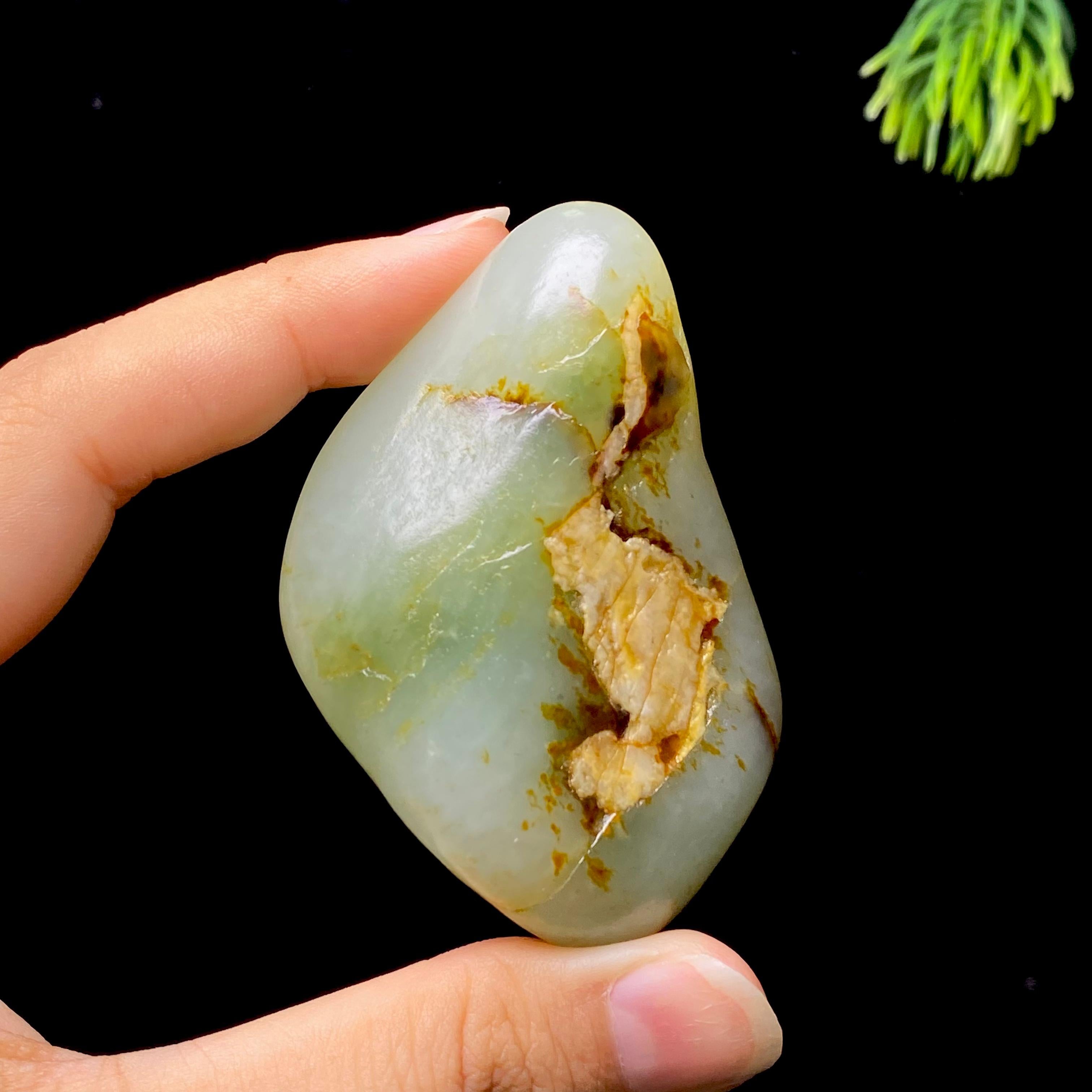 和田玉白玉带翠籽料挂件（98.49g）