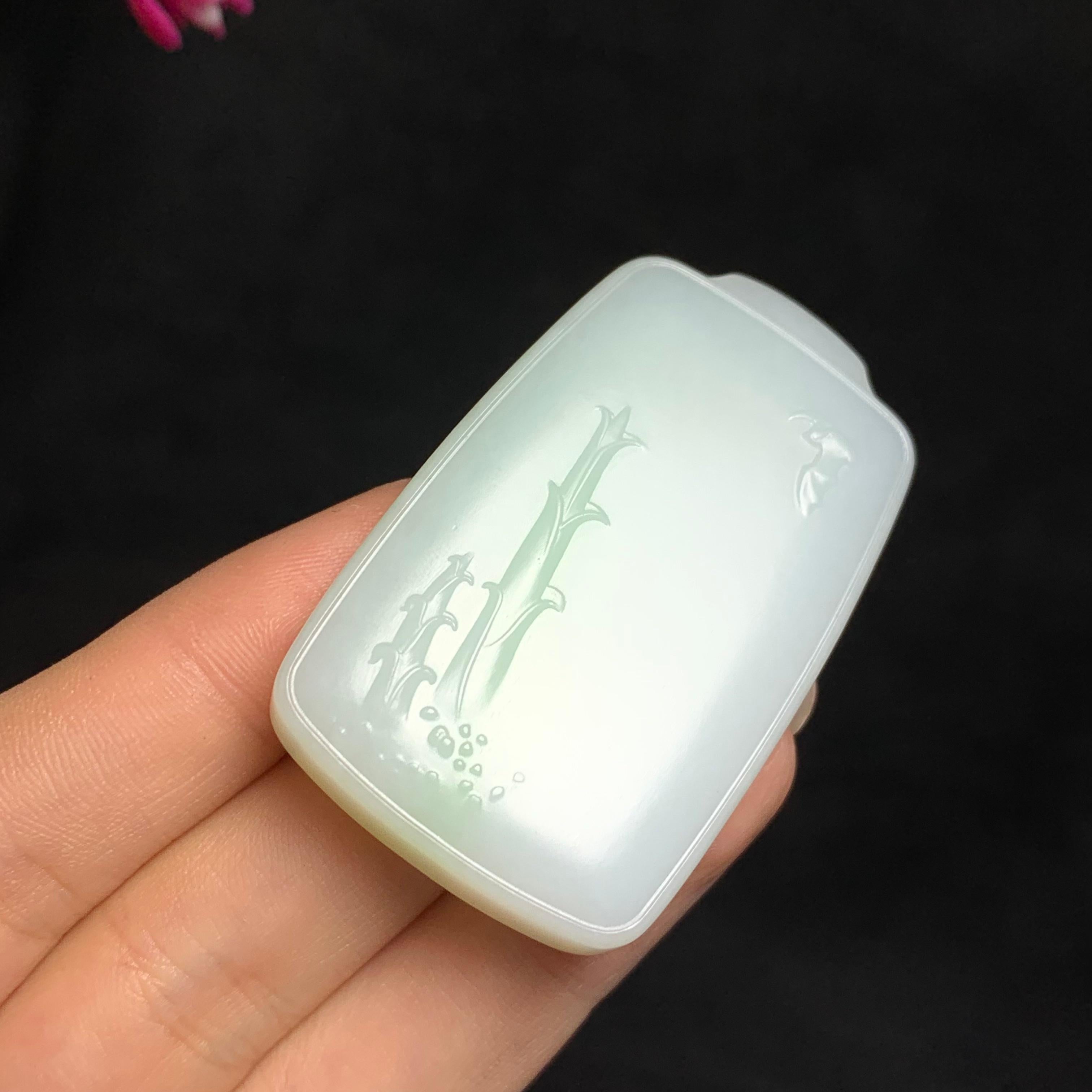 顶级和田玉白玉带翠莲年有余（40.9g）