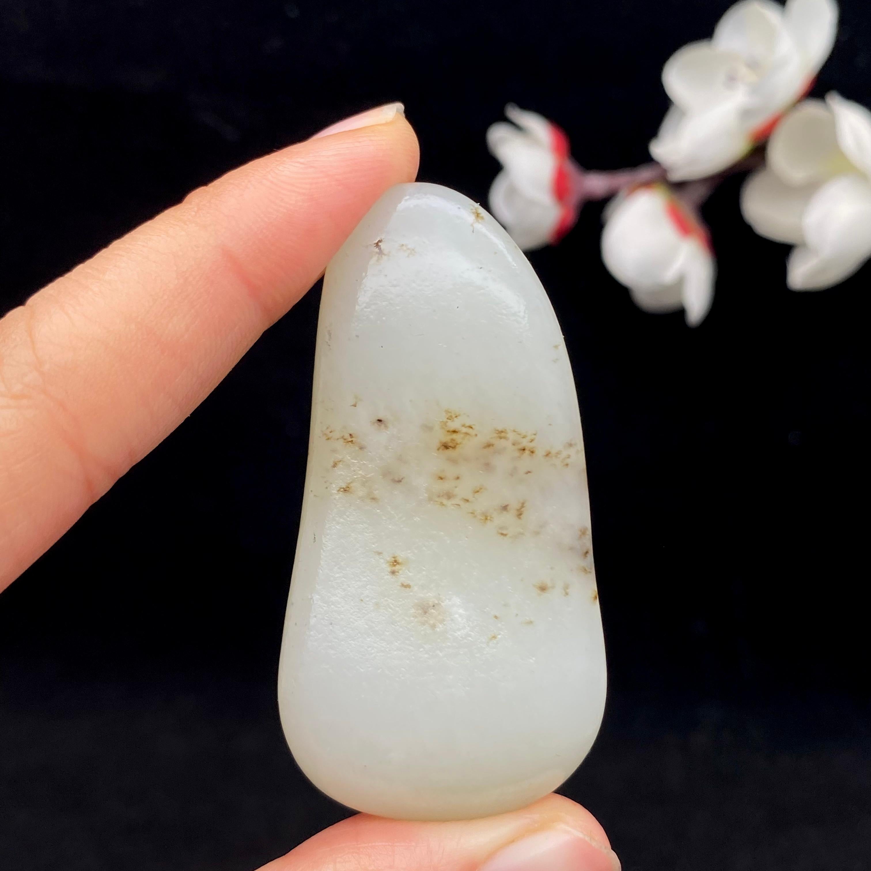 和田玉青花带黄皮籽料挂件（27.7g） – 厚德载玉