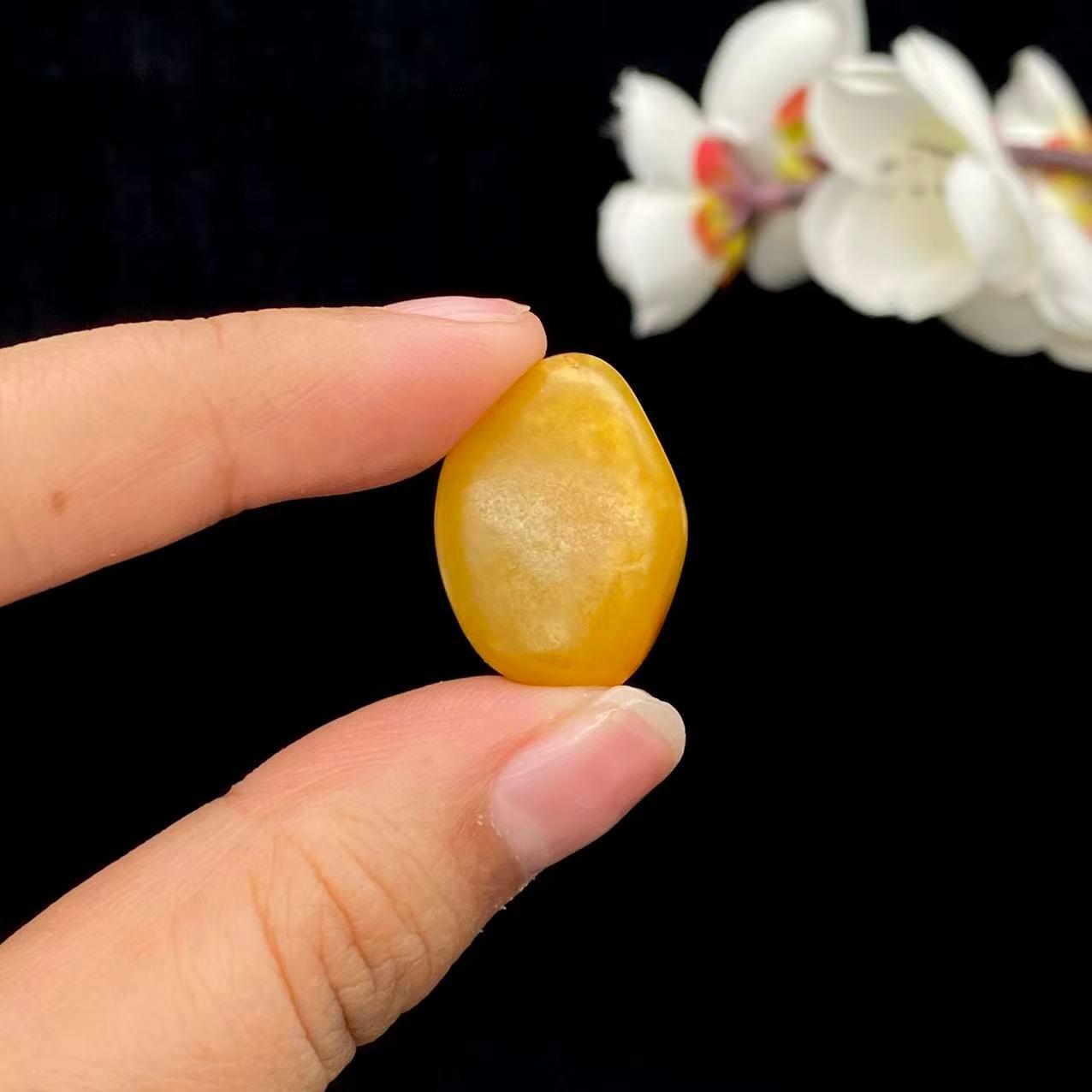 和田玉黄沁皮籽料小吊坠籽（6g）