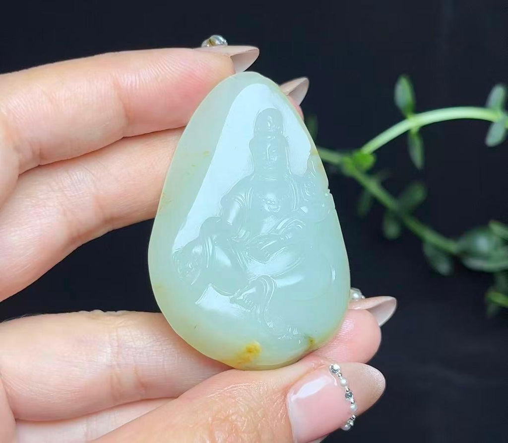 新疆和田玉带翠籽料观音（31.3g）