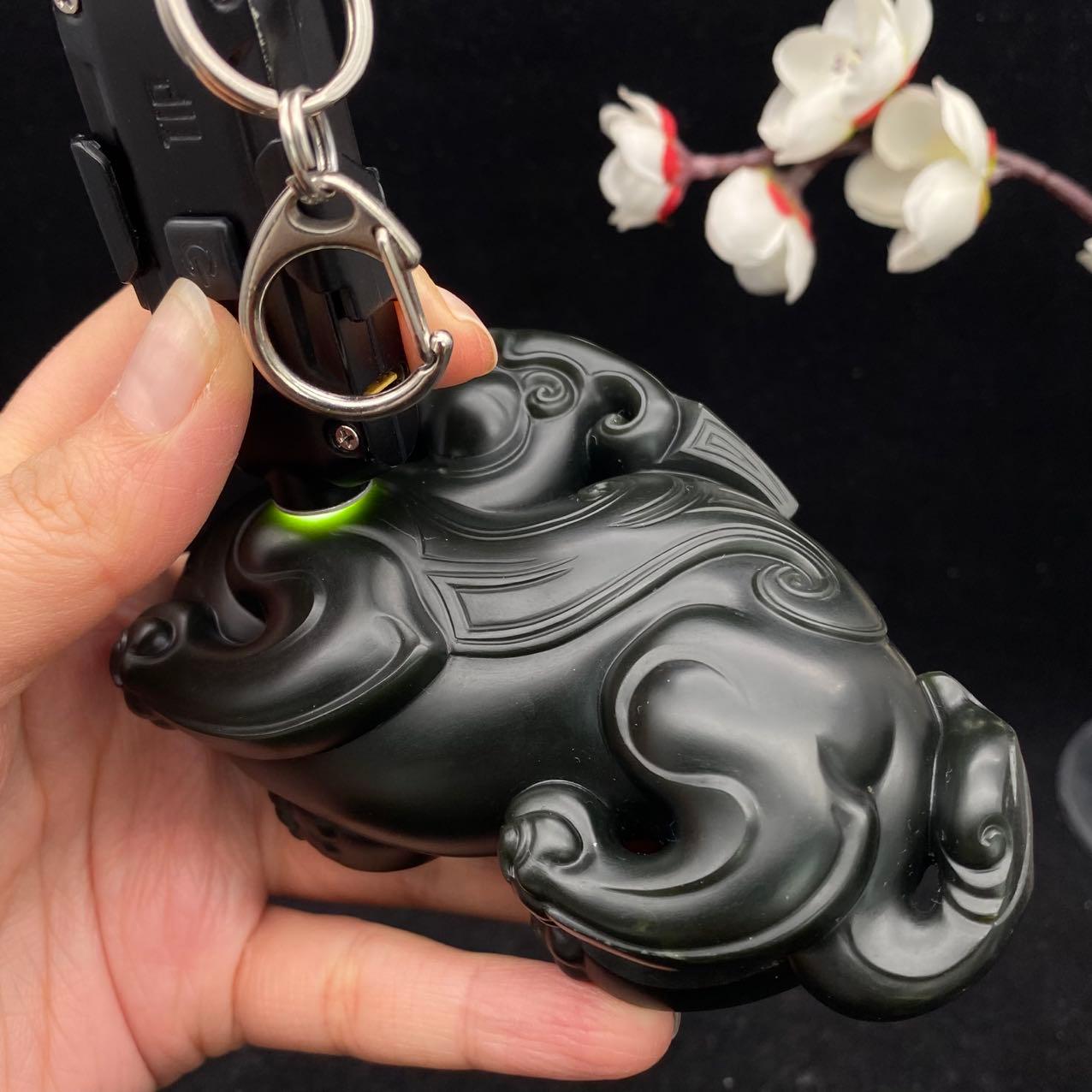 和田玉青玉籽料【貔貅】（353.5g） – 厚德载玉