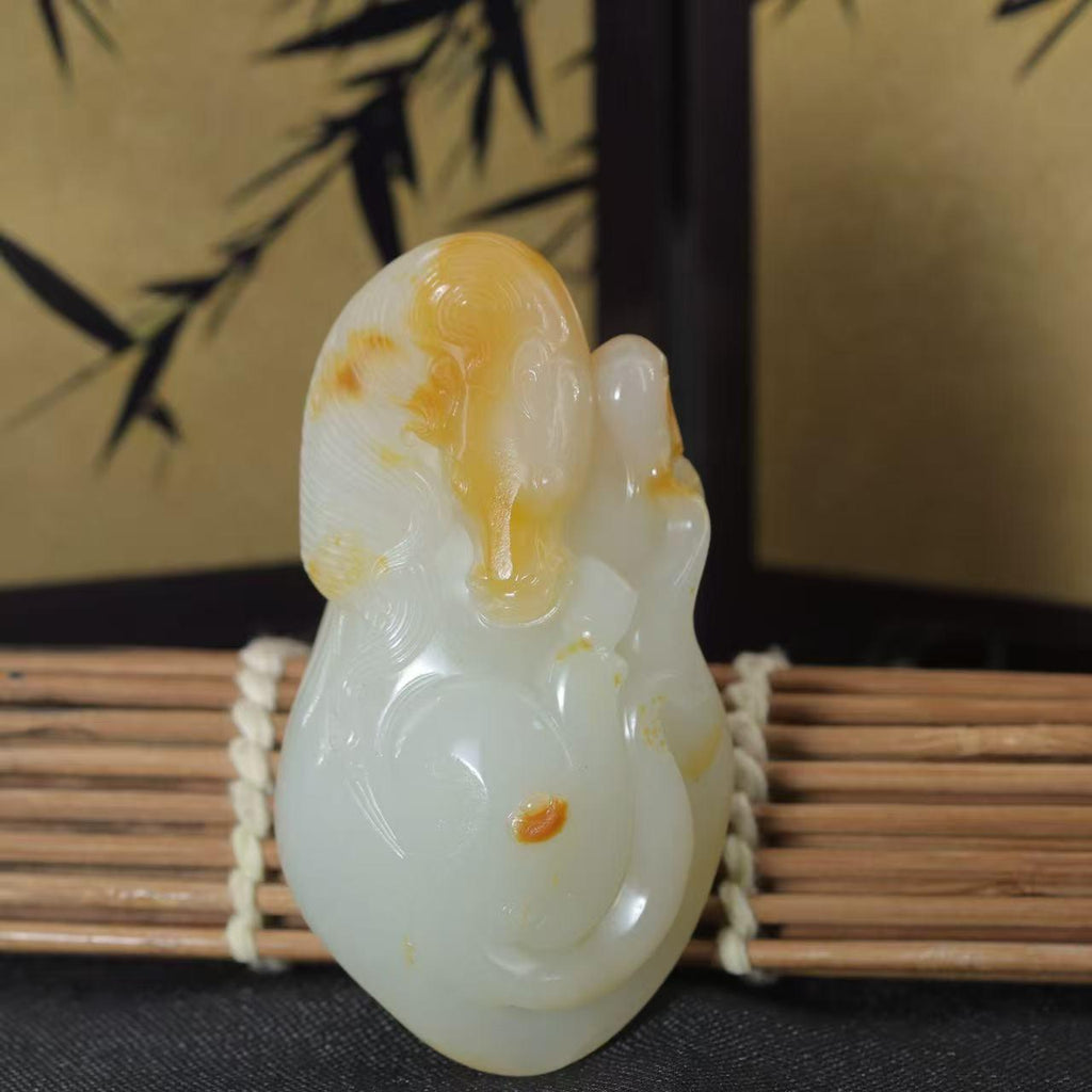和田玉籽料带洒金皮的马形雕件（98.1g）