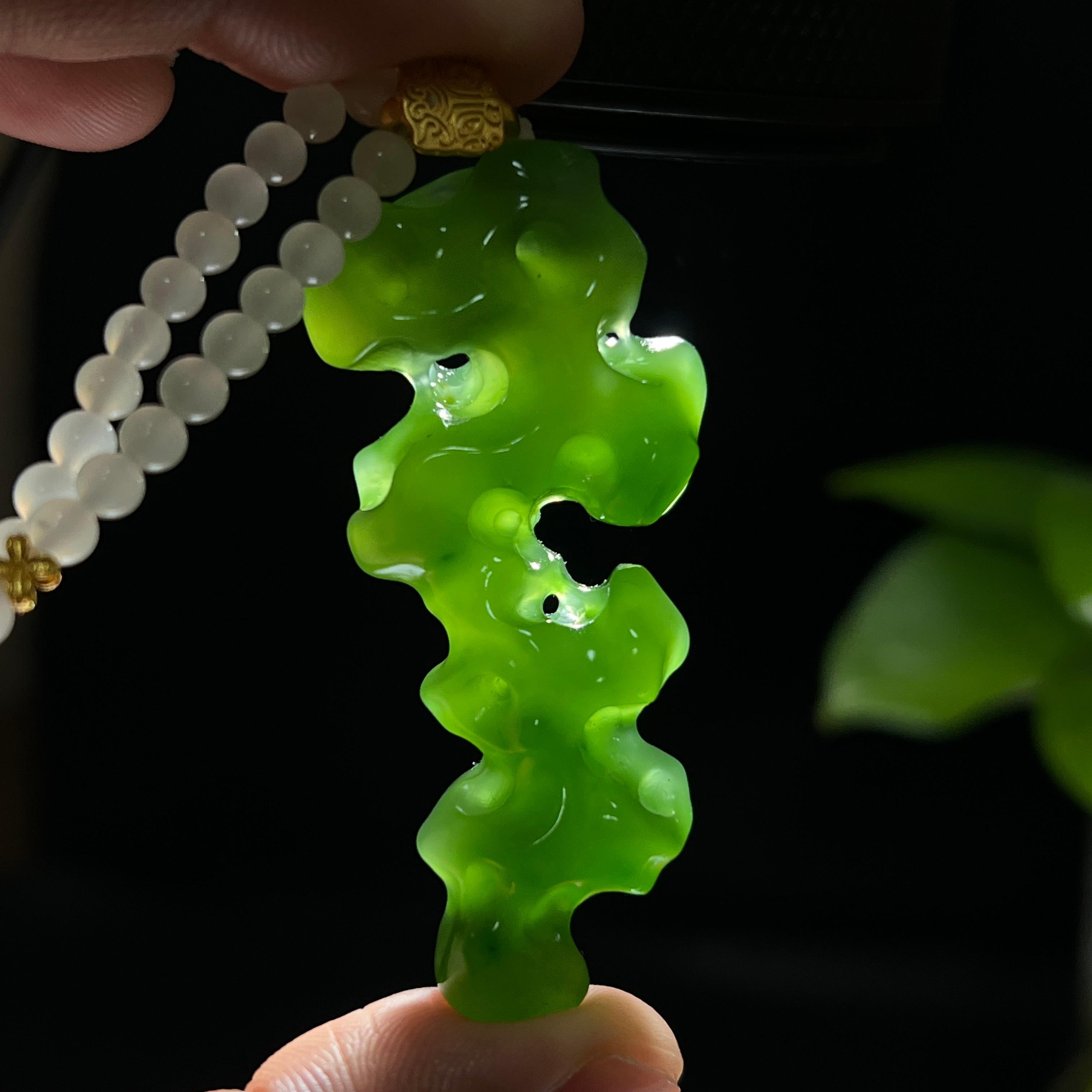 和田玉碧玉冰底苹果绿太湖石挂件（37.3g）