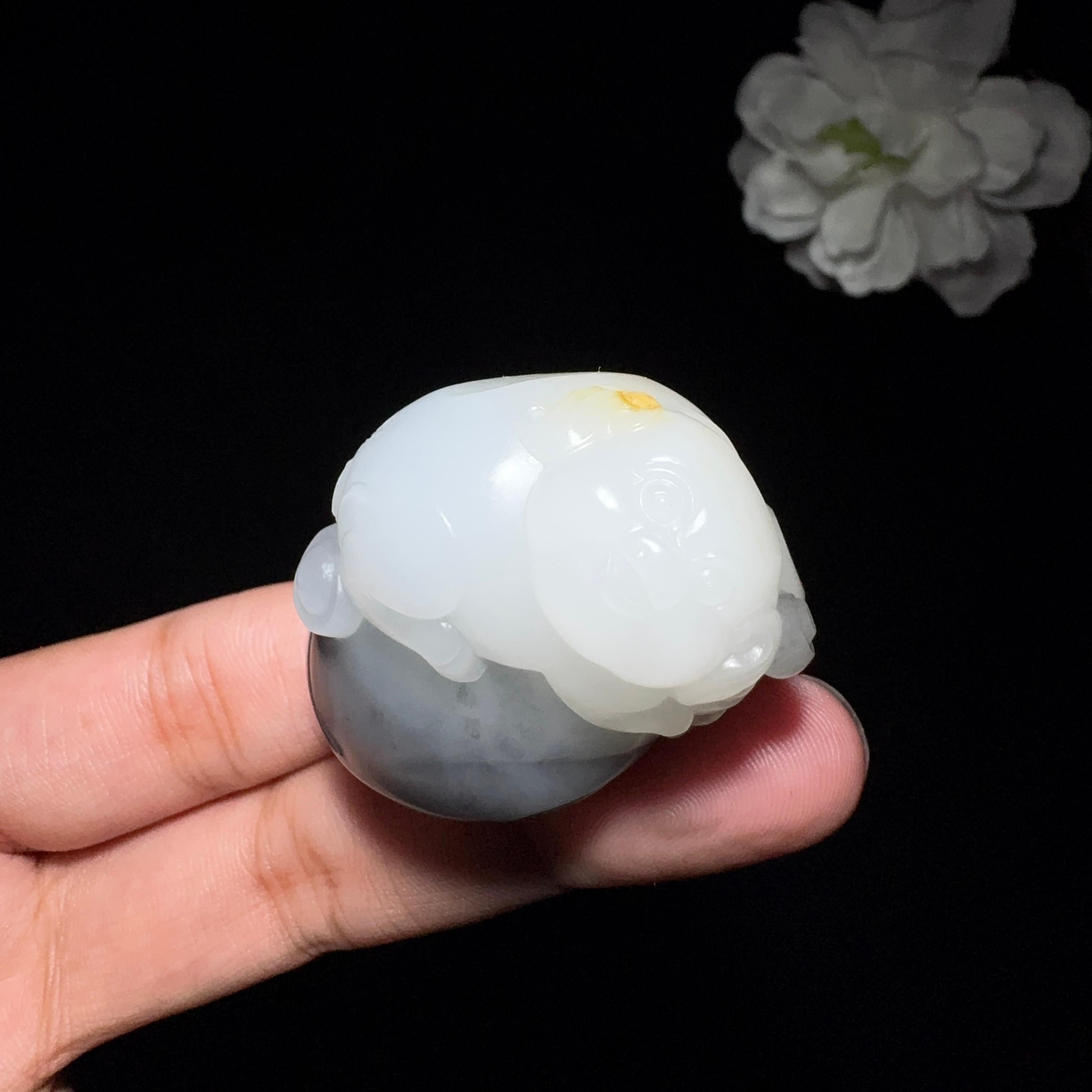 精品和田玉青花籽料发财猪挂件（54.6g）