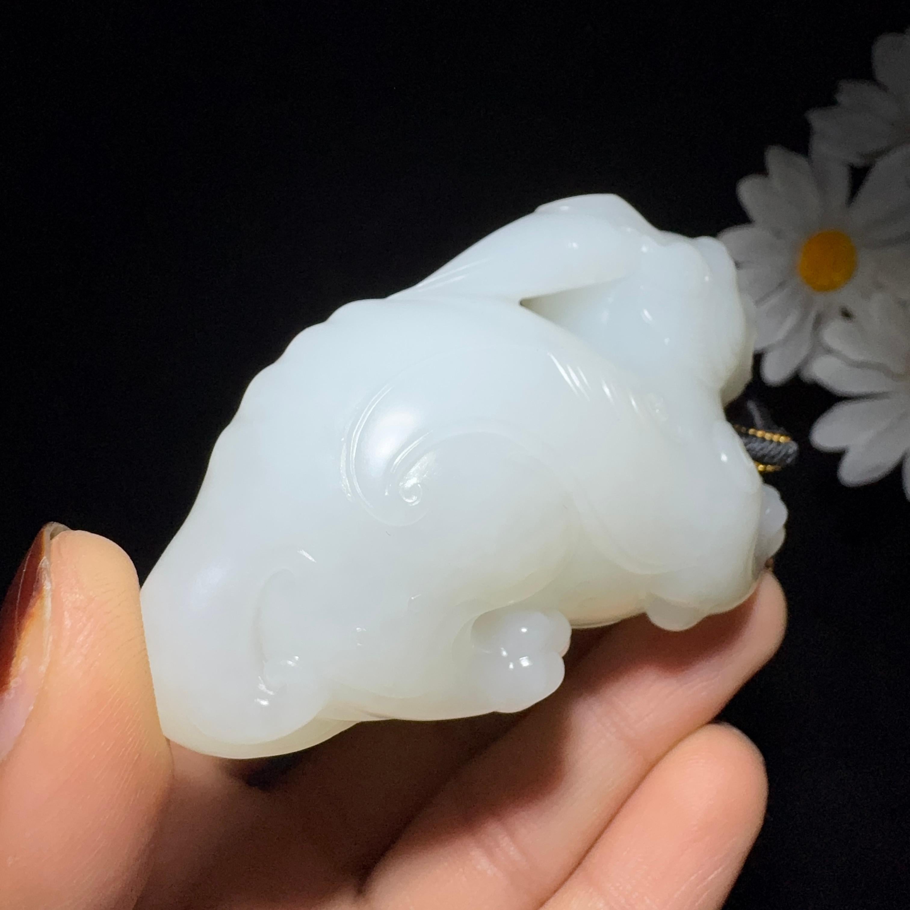 和田玉籽料羊脂白玉手把件貔貅（148.0g） – 厚德载玉