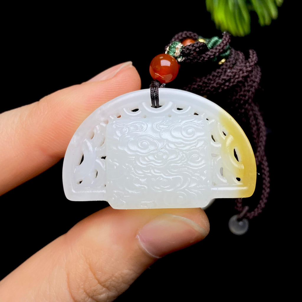 和田玉且末金山糖白祥云纹半圆佩（17.8g）