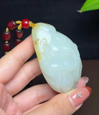 新疆和田玉籽料秋梨皮羊脂玉封侯拜相手把件（133.9g）