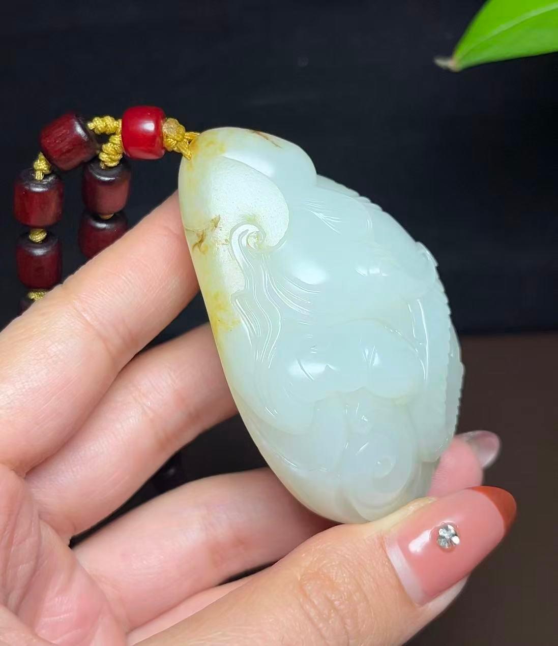 新疆和田玉籽料秋梨皮羊脂玉封侯拜相手把件（133.9g）