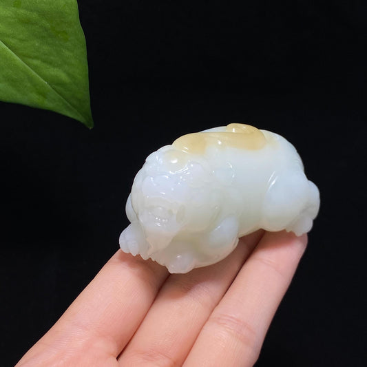 高品质和田玉且末糖白貔貅手把件