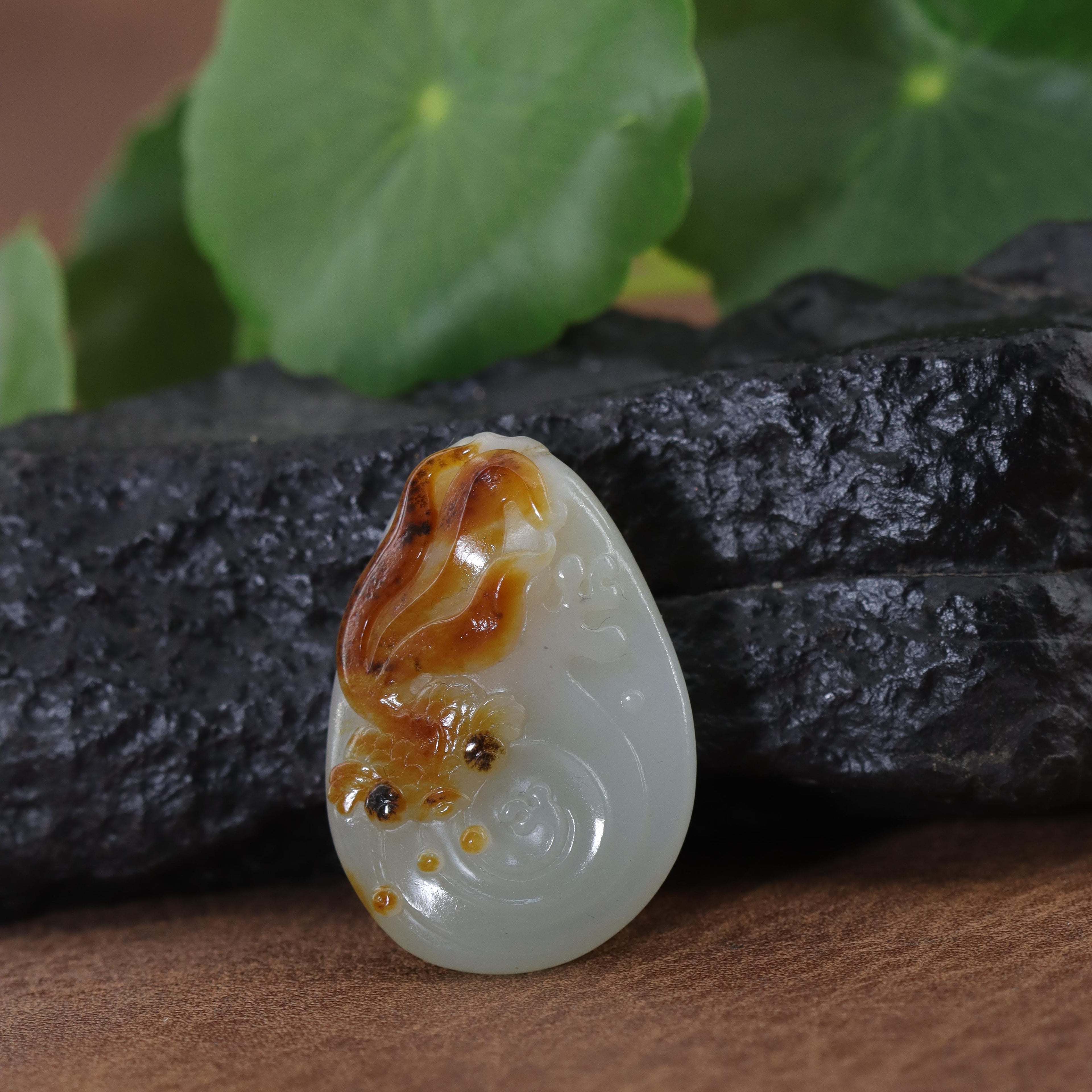 和田玉白玉带红皮籽料的巧雕金鱼挂坠（9.8g）