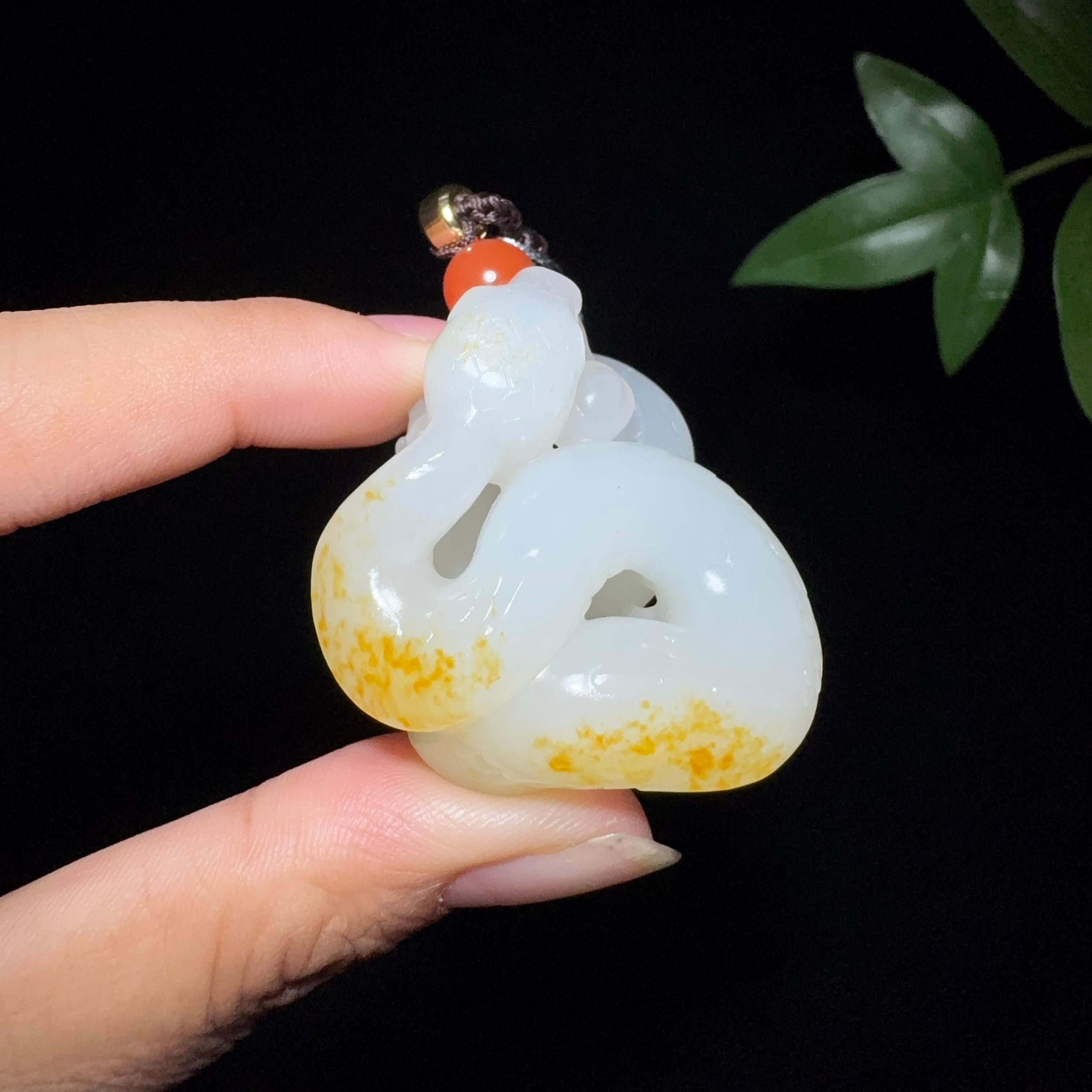 籽料雕件– 厚德载玉