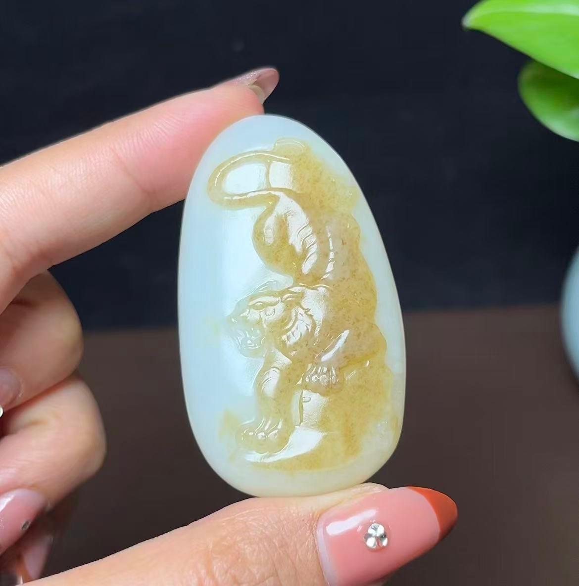 新疆和田玉且末糖白羊脂玉生肖下山虎（51.6g）