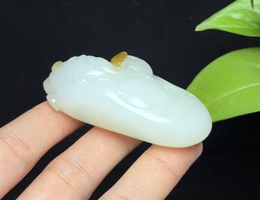 新疆和田玉且末糖羊脂玉财神（69.3g）