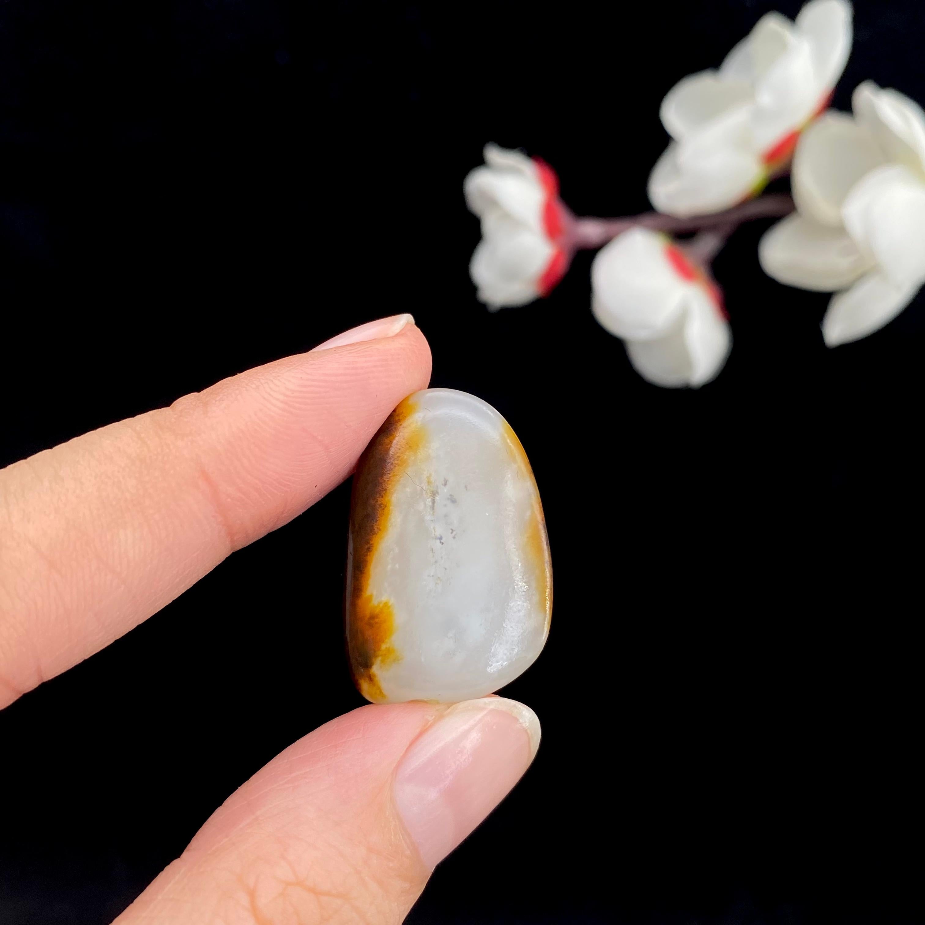 和田玉黑红皮籽料原石（6.5g）