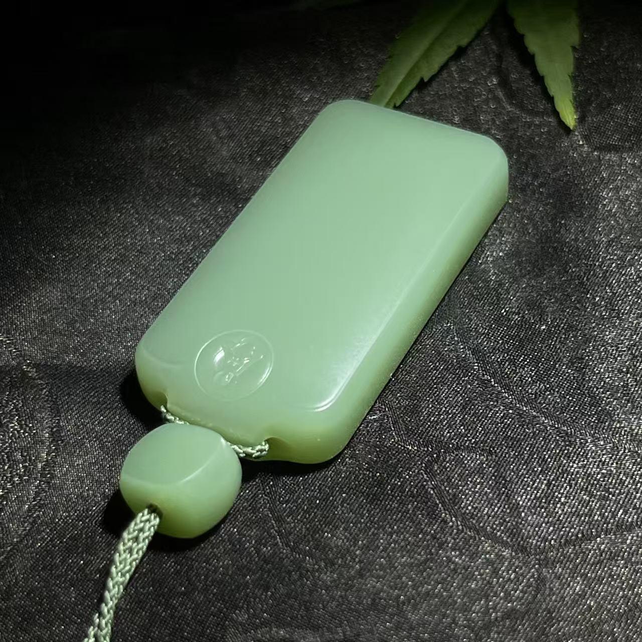 和田玉碧玉瓷绿无事牌（21.6g）