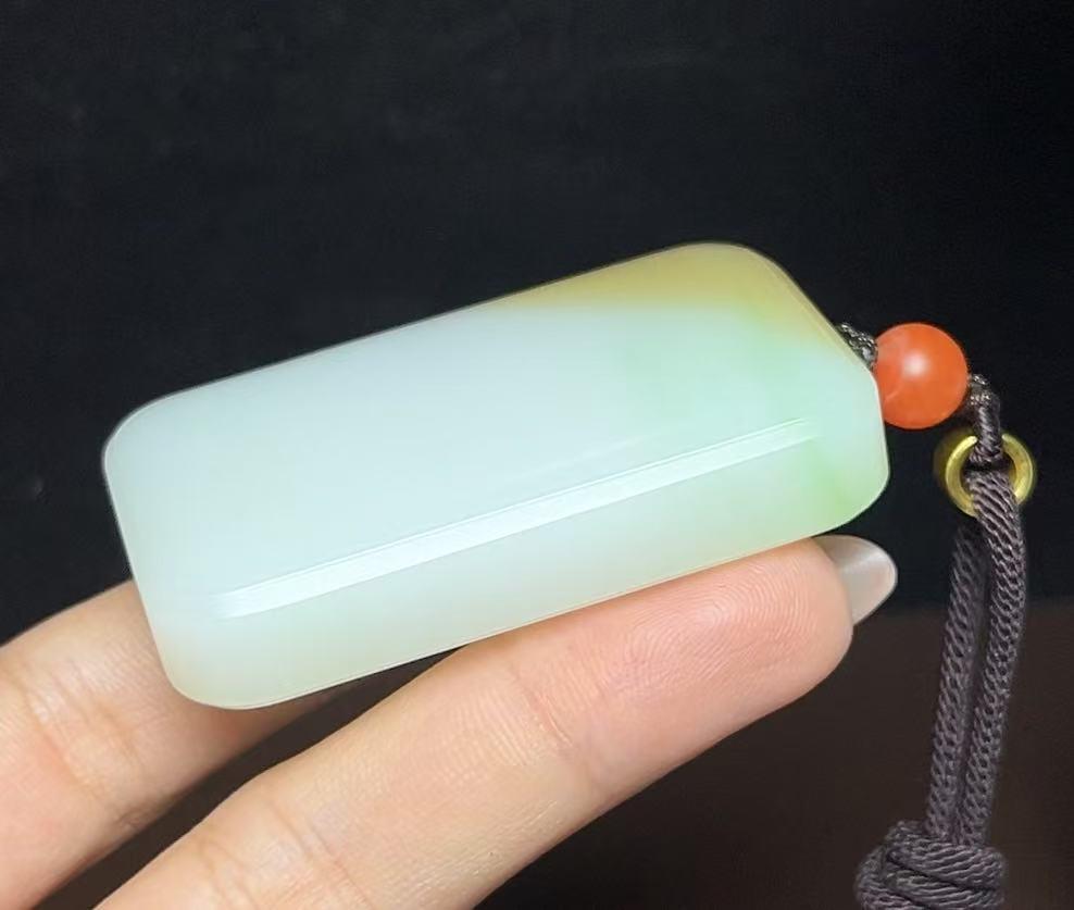 新疆和田玉特色三色且末糖带翠羊脂玉平安无事牌（63.6g）