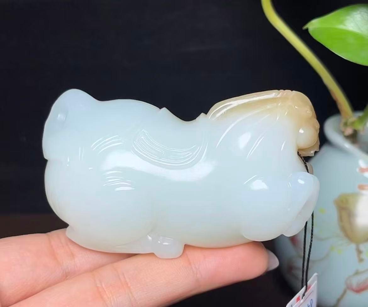 新疆和田玉且末糖羊脂玉生肖马马到成功手把件（178.5g）