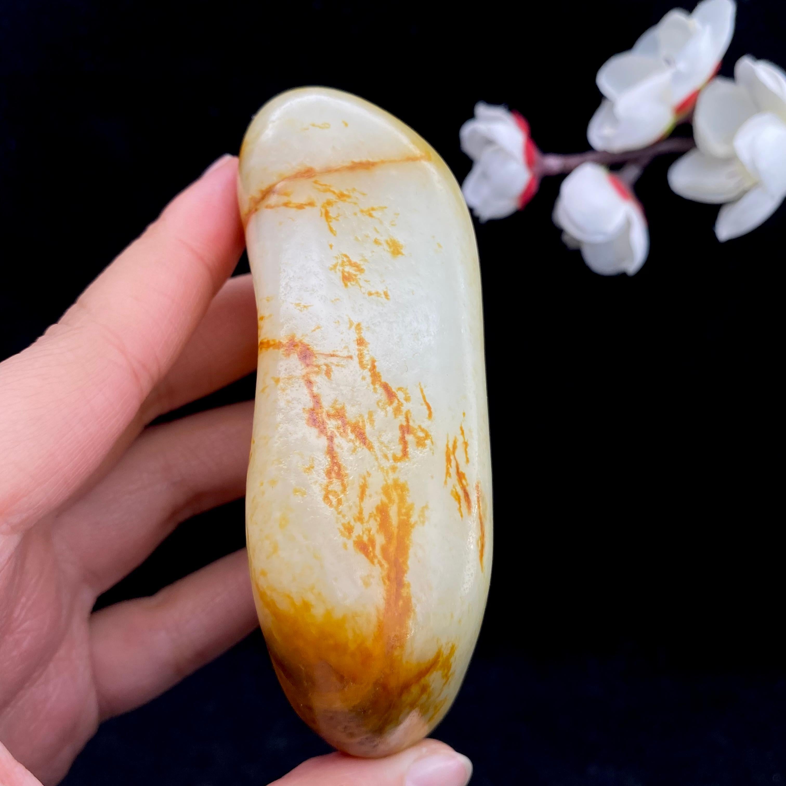 和田玉洒红皮籽料手把件（226g）