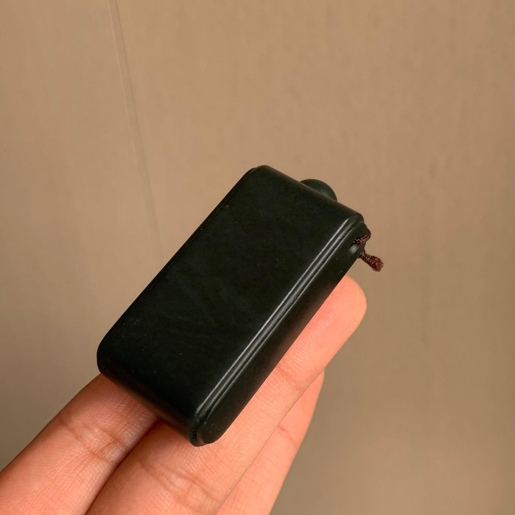 和田玉塔青一细无事牌（40.6g）