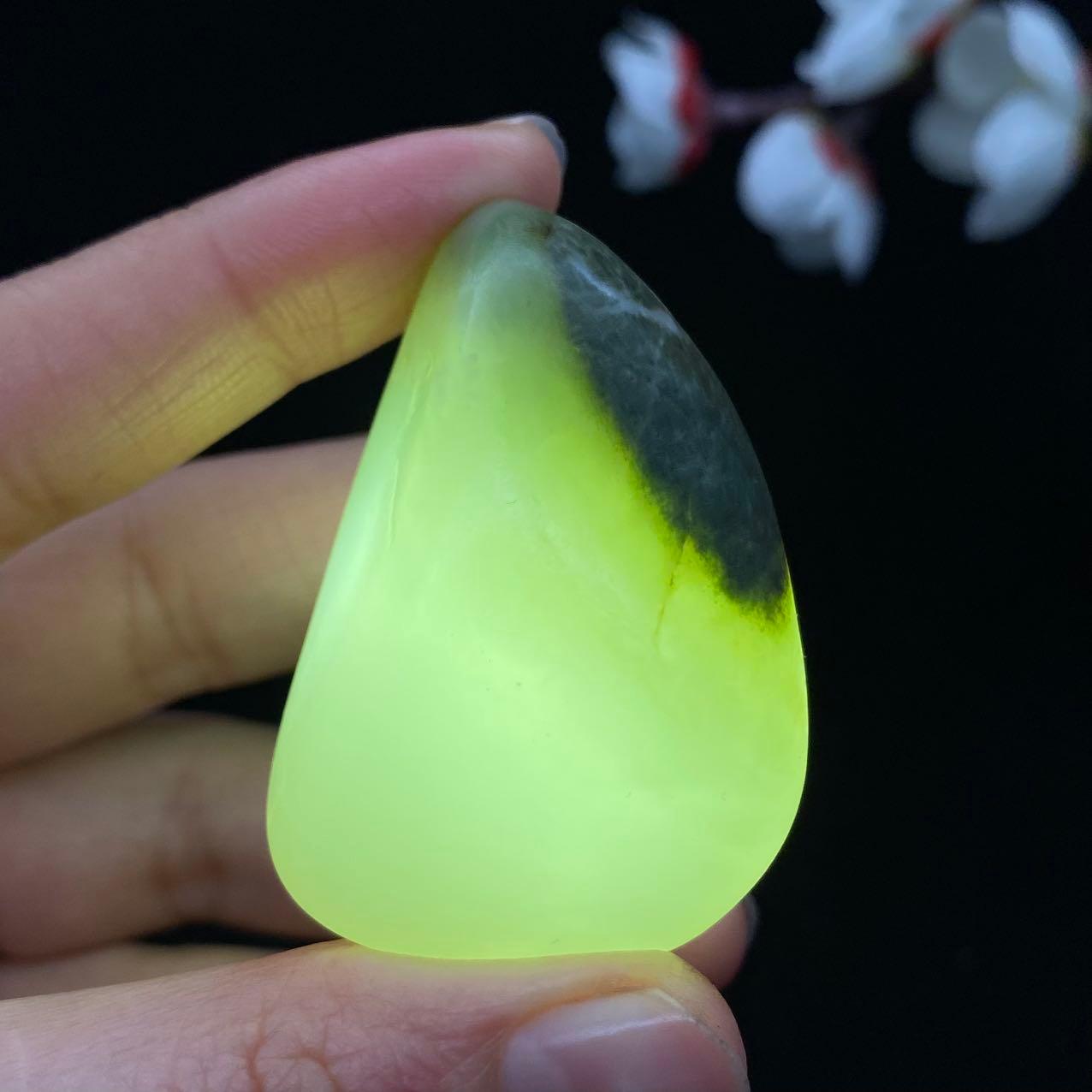 和田玉白玉带翠籽料挂件（47.3g）