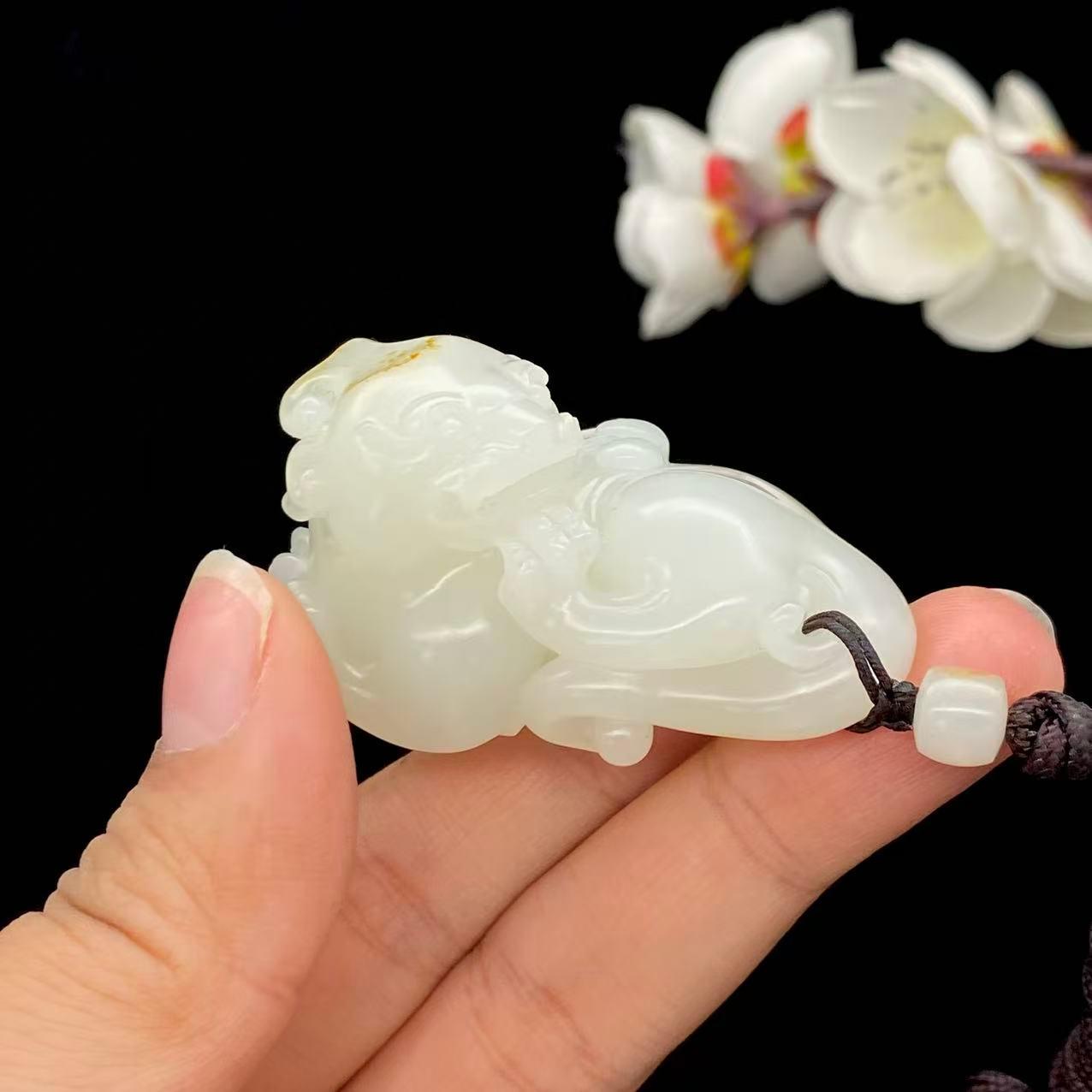 和田玉白玉籽料【貔貅】（59g） – 厚德载玉