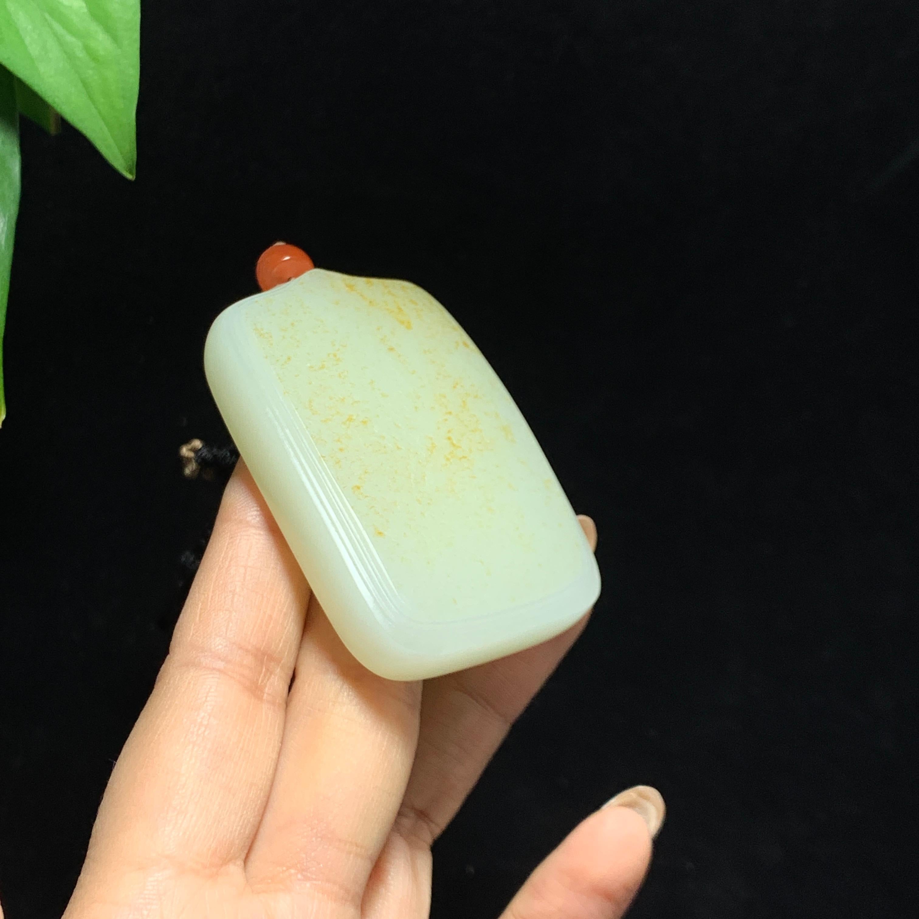 和田玉洒金皮籽料无事牌（90.0g）