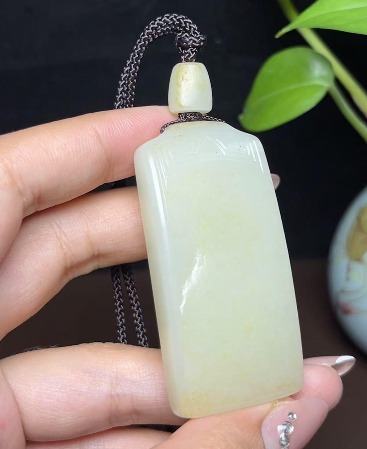 新疆和田玉籽料平安无事牌（51.2g）