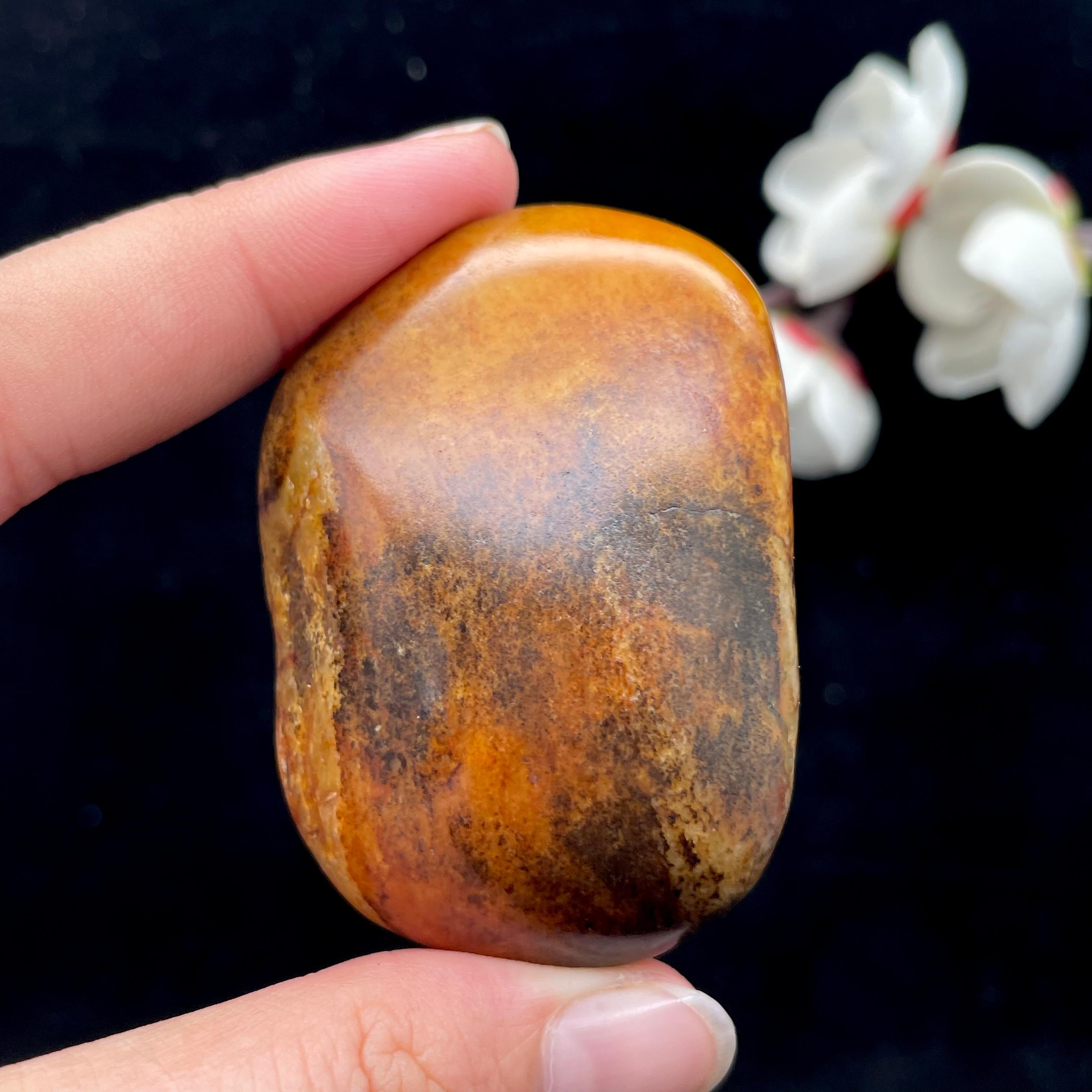 和田玉黄沁皮籽料手把件（64.8g） – 厚德载玉