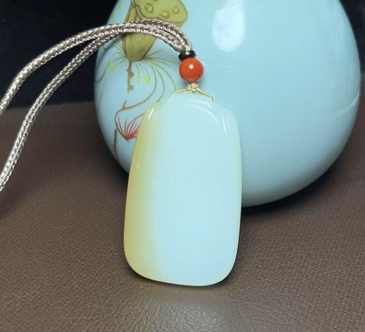 新疆和田玉且末糖羊脂玉平安无事牌（30.82g）