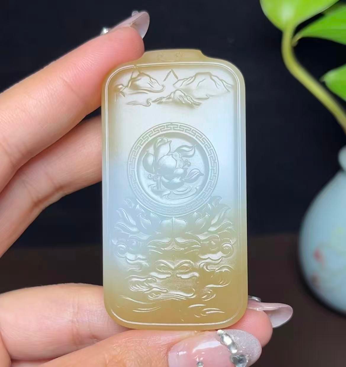 新疆和田玉且末天地黄金糖羊脂玉普贤菩萨（51.4g）