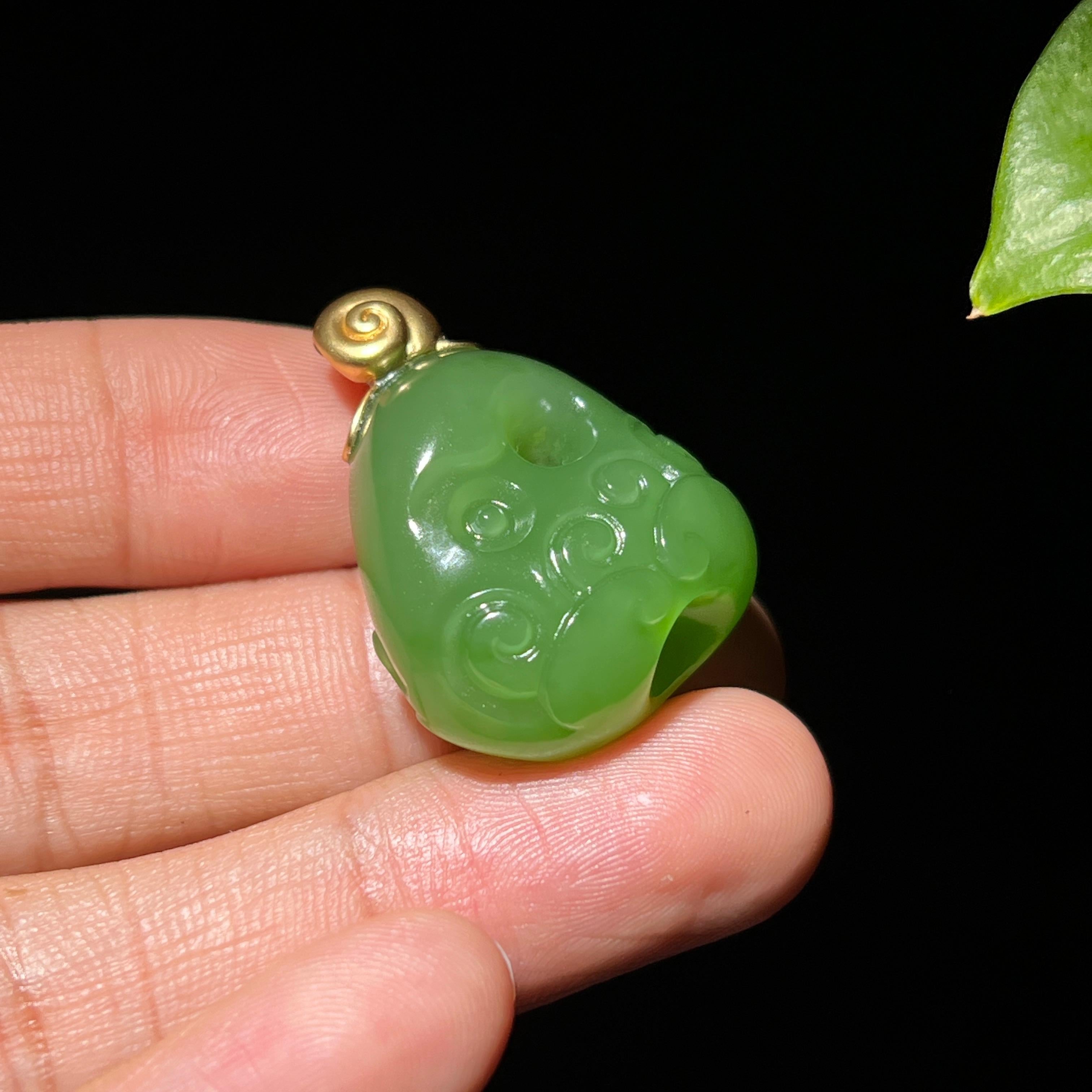 和田玉碧玉冰底苹果绿风生水起18k金扣头挂件（13.0g）